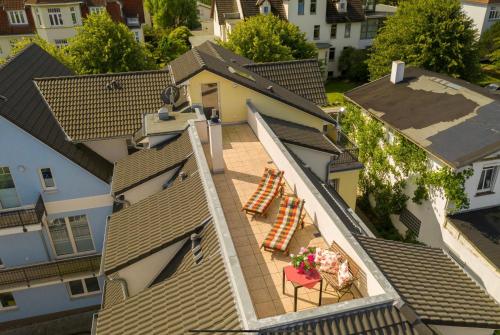 una vista aérea de una casa con un patio con sillas en Ferienwohnungen Haus Sommerlust en Kühlungsborn