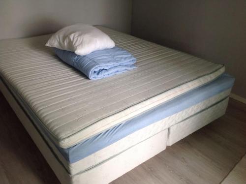 A bed or beds in a room at MUURAME RIIHIVUORI PARITALOHUONEISTO SKI