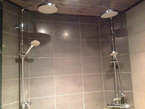 a shower with two lights in a bathroom at MUURAME RIIHIVUORI PARITALOHUONEISTO SKI in Muurame