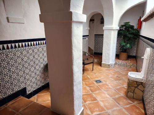 una stanza con un pilastro e una sedia in un edificio di Posada La Plaza a Canillas de Albaida