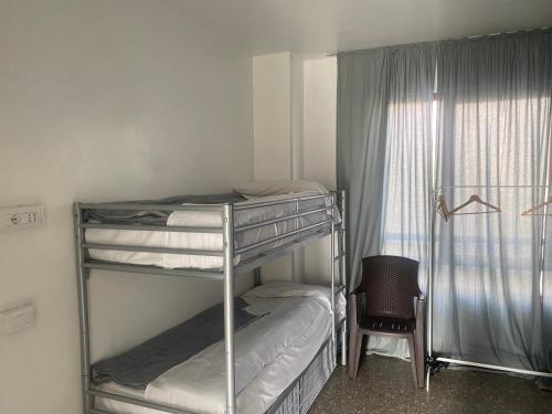 Двухъярусная кровать или двухъярусные кровати в номере MRHostel Milano