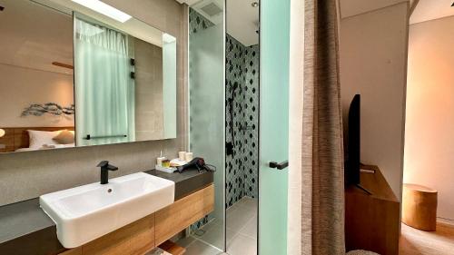 Ένα μπάνιο στο West Phu Quoc Charm 3BR private pool villa
