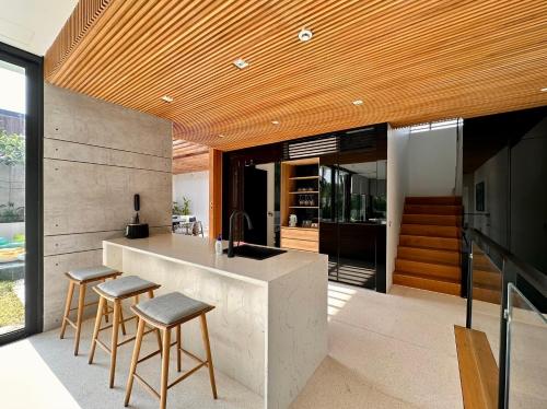Η κουζίνα ή μικρή κουζίνα στο West Phu Quoc Charm 3BR private pool villa