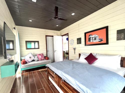 Tempat tidur dalam kamar di The Ridge House New Tehri