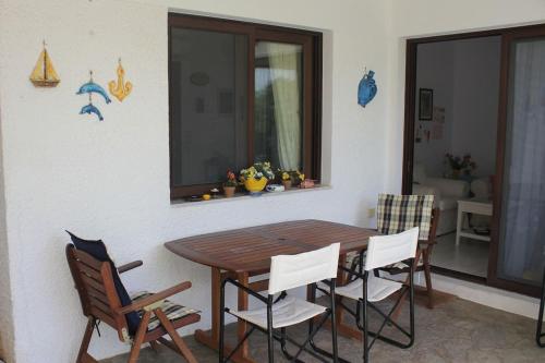 a dining room table and chairs in a room at Lovely villa in the gorgeous Porto Hydra in Thermisía