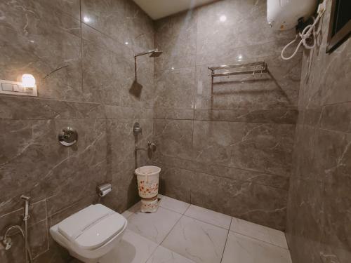 Un baño de Hotel Crown Near Golden temple