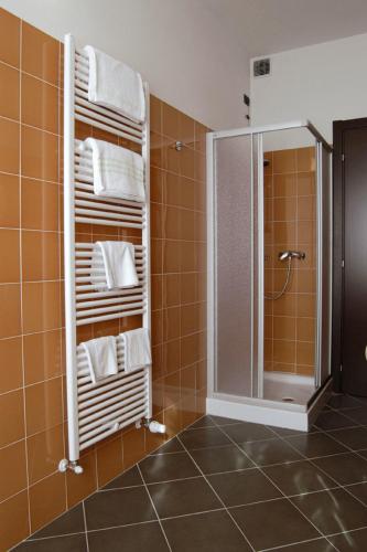 a bathroom with a shower and a mirror and towels at Hotel Santo Stefano in Pieve Santo Stefano