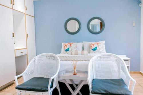 a room with two white chairs and a table with mirrors at Carisford Creek in Clansthal