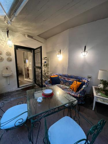 a living room with a glass table and chairs at La Casa di Litz in Naples