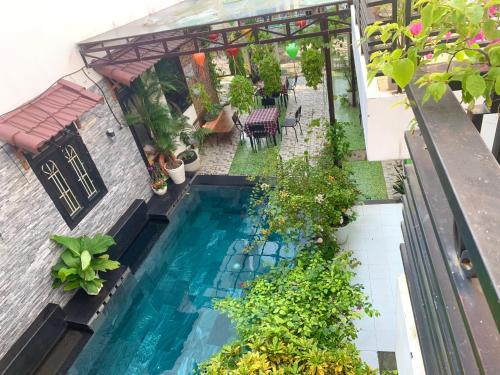 einen Blick über einen Pool in einem Haus in der Unterkunft Ngọc Sinh Homestay in Hoi An