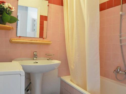 bagno con lavandino e specchio di Appartement Fréjus, 1 pièce, 4 personnes - FR-1-226A-57 a Fréjus