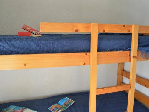 מיטה או מיטות קומותיים בחדר ב-Appartement Fréjus, 1 pièce, 4 personnes - FR-1-226A-57