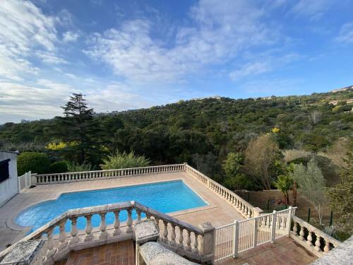 une grande piscine avec un escalier à côté d'une maison dans l'établissement Maison 4 pièces avec piscine privée, parking et proche mer aux Issambres - FR-1-226-80, aux Issambres