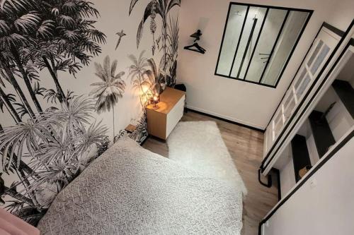 pokój z łóżkiem i roślinami na ścianie w obiekcie Hypercentre Chambéry w mieście Chambéry