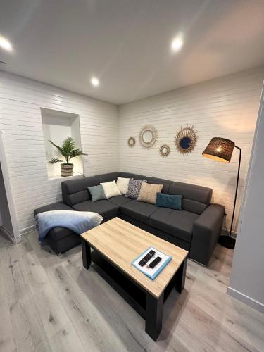 ein Wohnzimmer mit einem Sofa und einem Couchtisch in der Unterkunft LE COSY - Classé 3 étoiles - Nay centre - Appartement in Nay