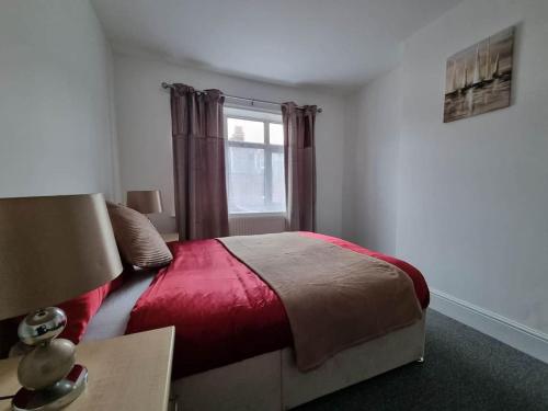 Un pat sau paturi într-o cameră la A Beautiful Premium 4-Bedroom House With Parking (Reading West)