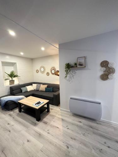 un salon avec un canapé et une table dans l'établissement LE COSY - Classé 3 étoiles - Nay centre - Appartement, à Nay