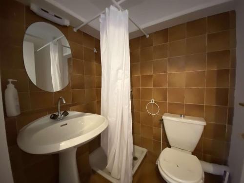 une salle de bain avec toilettes, lavabo et miroir dans l'établissement Studio avec Piscine, Parking et Terrasse à Sainte-Maxime - FR-1-226-420, à Sainte-Maxime