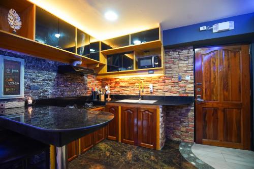 Kuchyň nebo kuchyňský kout v ubytování CLOCKWORKORANGE Luxury Suites