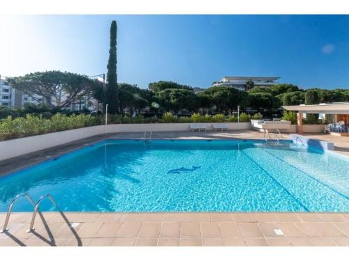 une grande piscine avec de l'eau bleue dans l'établissement Appartement Studio Cabine à Fréjus, Piscine, Plage à 500m, Clim, Parking, Terrasse, 4 Couchages - FR-1-226A-110, à Fréjus