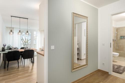 uma sala de jantar e sala de estar com um espelho em SHINY HOMES - City Center with Parking Place em Gütersloh