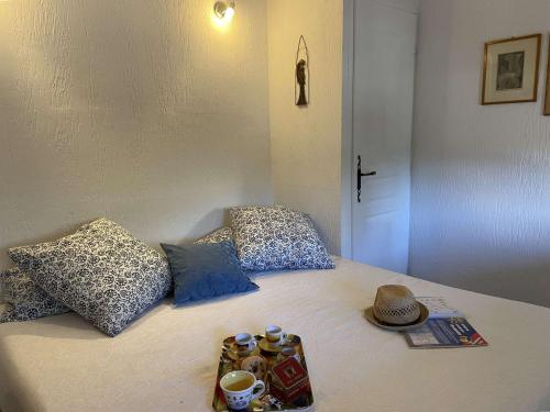 Una cama con botellas de soda y un sombrero. en Appartement Fréjus, 2 pièces, 4 personnes - FR-1-226A-122, en Fréjus
