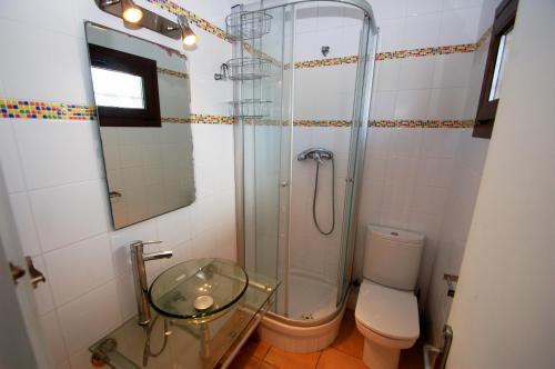 een badkamer met een glazen douche en een toilet bij Mare Nostrum 543 in Torroella de Montgrí