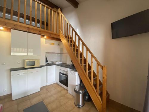 une cuisine avec un escalier menant à un loft dans l'établissement Studio mezzanine à 50m de la plage, 5 couchages, parking - FR-1-226-490, à Sainte-Maxime