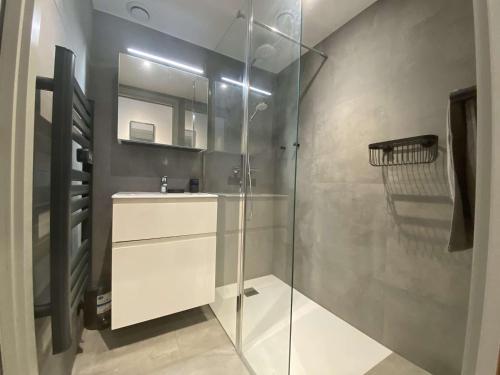 une salle de bain avec une douche en verre et un lavabo dans l'établissement Studio climatisé avec terrasse, piscine et parking sécurisé - Les Issambres (83), 2 couchages - FR-1-226-494, à Saint-Peïre-sur-Mer