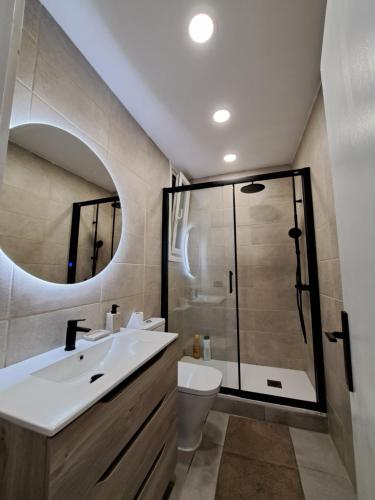 a bathroom with a sink and a shower at Precioso apartamento en L'hospitalet de l'infant in Hospitalet de l'Infant