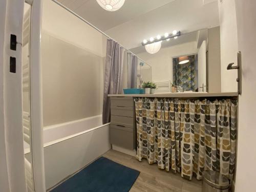 y baño con ducha y tocador con espejo. en Appartement Sainte-Maxime, 2 pièces, 4 personnes - FR-1-226-487, en Sainte-Maxime