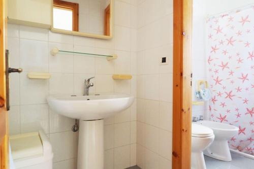 Ένα μπάνιο στο Bilocale Robinia 1 by Salento Affitti