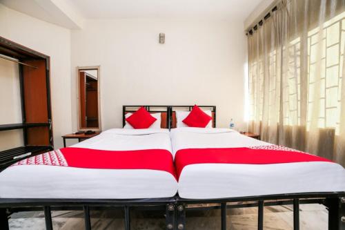 Postel nebo postele na pokoji v ubytování Uttam Guest House