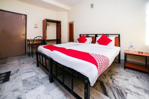 Postel nebo postele na pokoji v ubytování Uttam Guest House