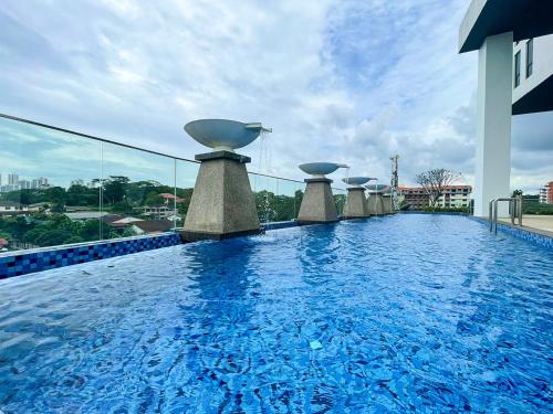 Piscina di Ramada Suites by Wyndham The Straits Johor Bahru o nelle vicinanze