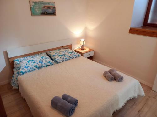 - une chambre avec un lit et 2 oreillers dans l'établissement apartman Gracijela, à Svetvinčenat