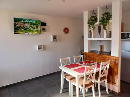 una cucina e una sala da pranzo con tavolo e sedie di apartman Gracijela a Svetvinčenat (Sanvincenti)