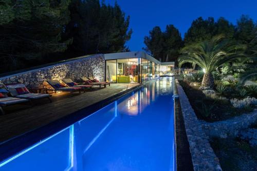 een huis met een zwembad in de nacht bij VILLA ON THE ROCKS BANDOL in Bandol