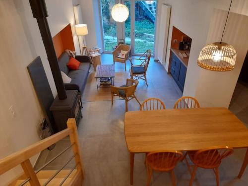 un salon avec une table et des chaises en bois dans l'établissement Gîte du Bon Pays, à Frontenay