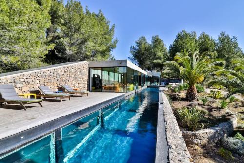 een villa met een zwembad en een huis bij VILLA ON THE ROCKS BANDOL in Bandol