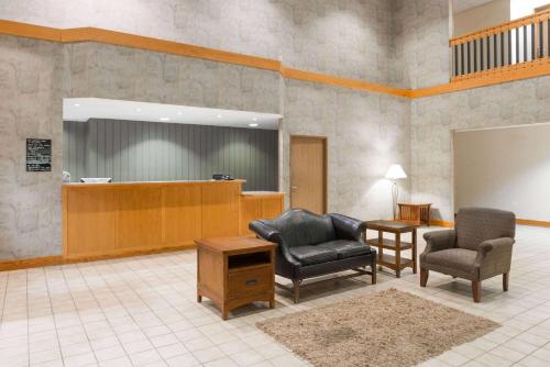 Ein Sitzbereich in der Unterkunft Super 8 by Wyndham Columbia East