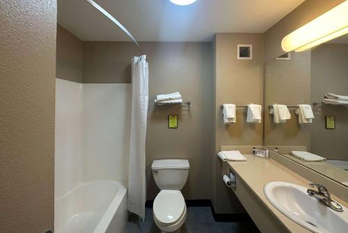 ein Badezimmer mit einer weißen Toilette und einem Waschbecken in der Unterkunft Super 8 by Wyndham Columbia East in Columbia