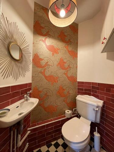 une salle de bain avec toilettes et lavabo dans l'établissement Design Family Appartment in Paris, à Paris