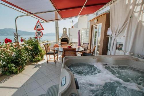 Apartment in Arbanija with sea view, terrace, air conditioning, WiFi 5138-2