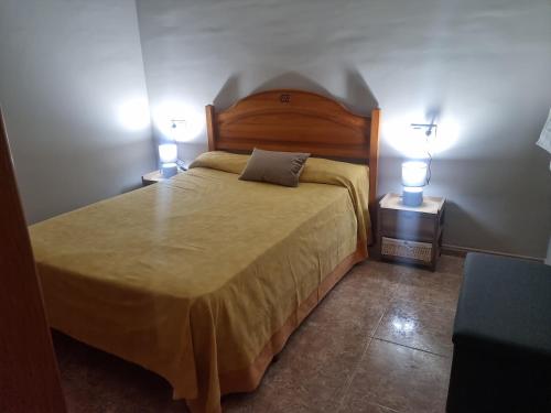 a bedroom with a large bed with two lamps at San Ramón centro Benicarló in Benicarló