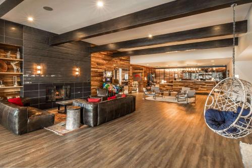 a living room with leather furniture and a fireplace at Holiday Inn Estes Park, an IHG Hotel in Estes Park