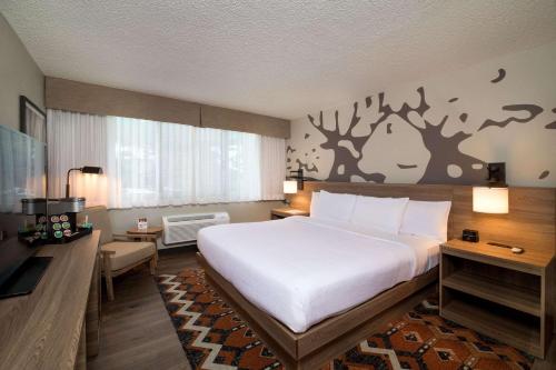 a bedroom with a large white bed in a room at Holiday Inn Estes Park by IHG in Estes Park