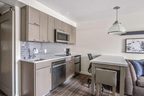 Kuchyň nebo kuchyňský kout v ubytování Hyatt House Sacramento-Midtown