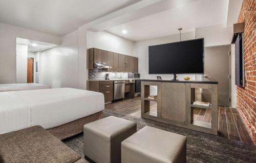 Postel nebo postele na pokoji v ubytování Hyatt House Sacramento-Midtown