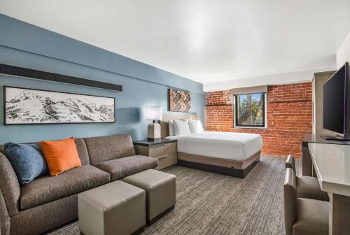 Habitación de hotel con cama y sofá en Hyatt House Sacramento-Midtown en Sacramento